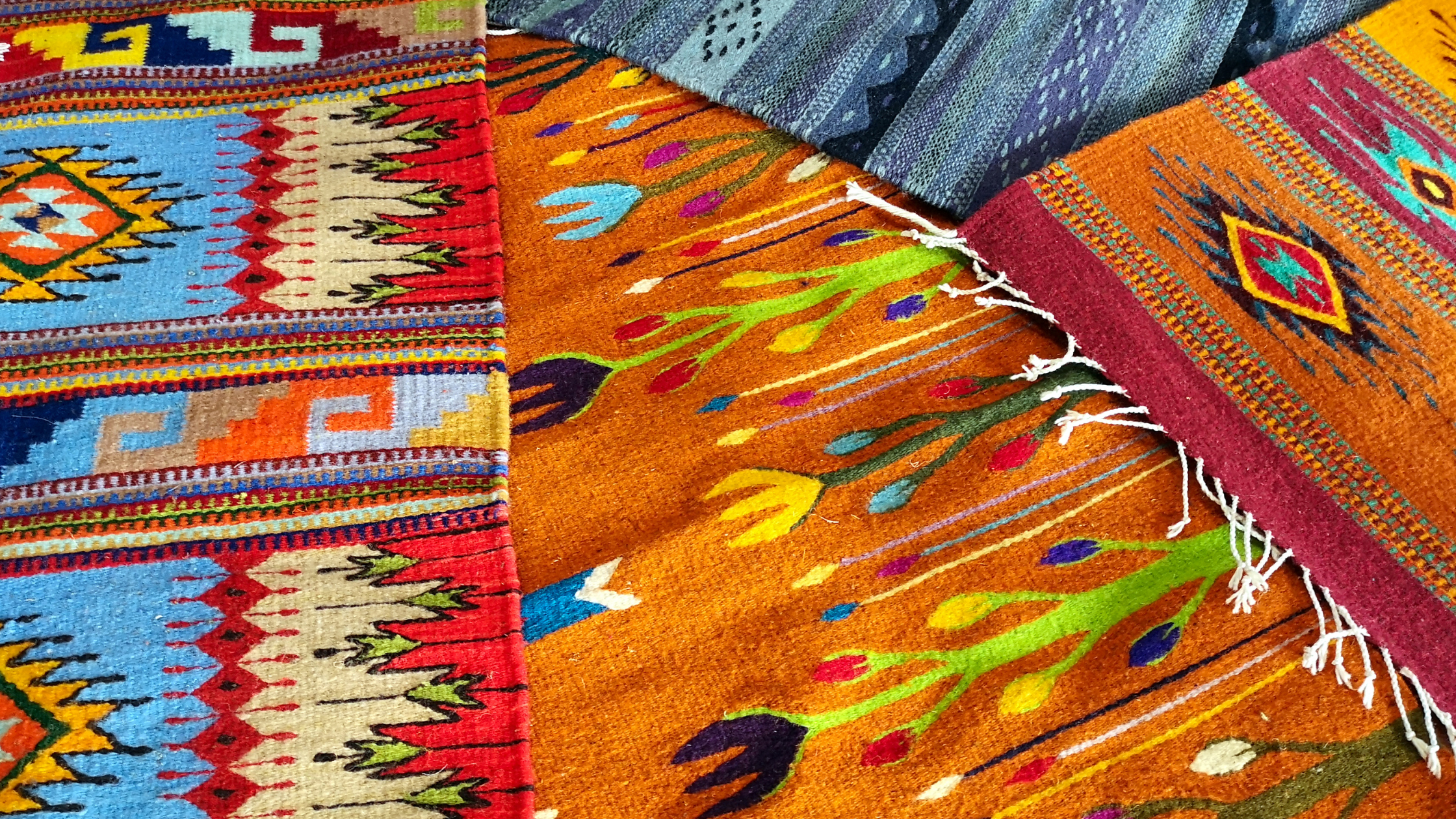 Bordado y Pintura Textil: El Arte Mixto que Redefine la Tela en 2026