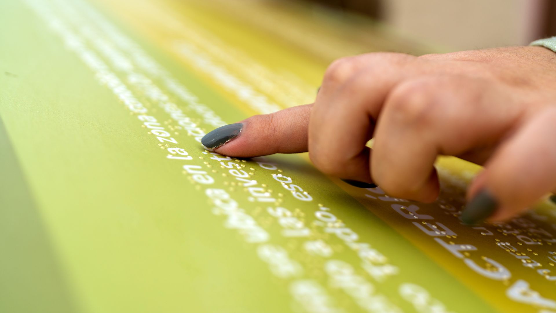 Empaques táctiles: la revolución del braille en el diseño inclusivo