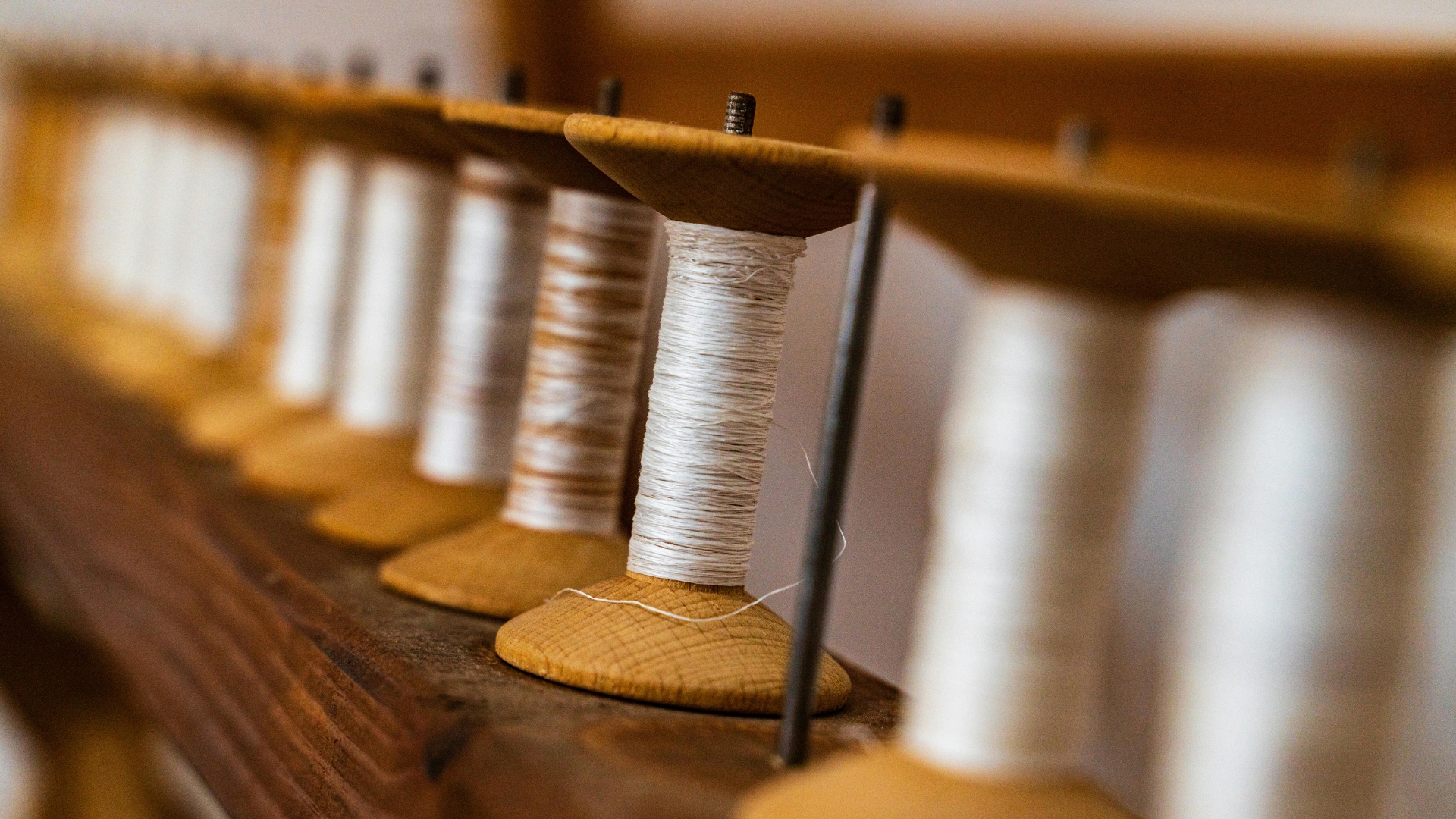 Cómo el hilo construye la identidad visual de las grandes empresas