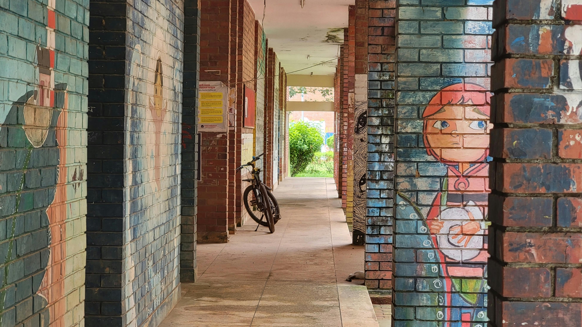 Murales artísticos publicitarios que embellecen el entorno urbano