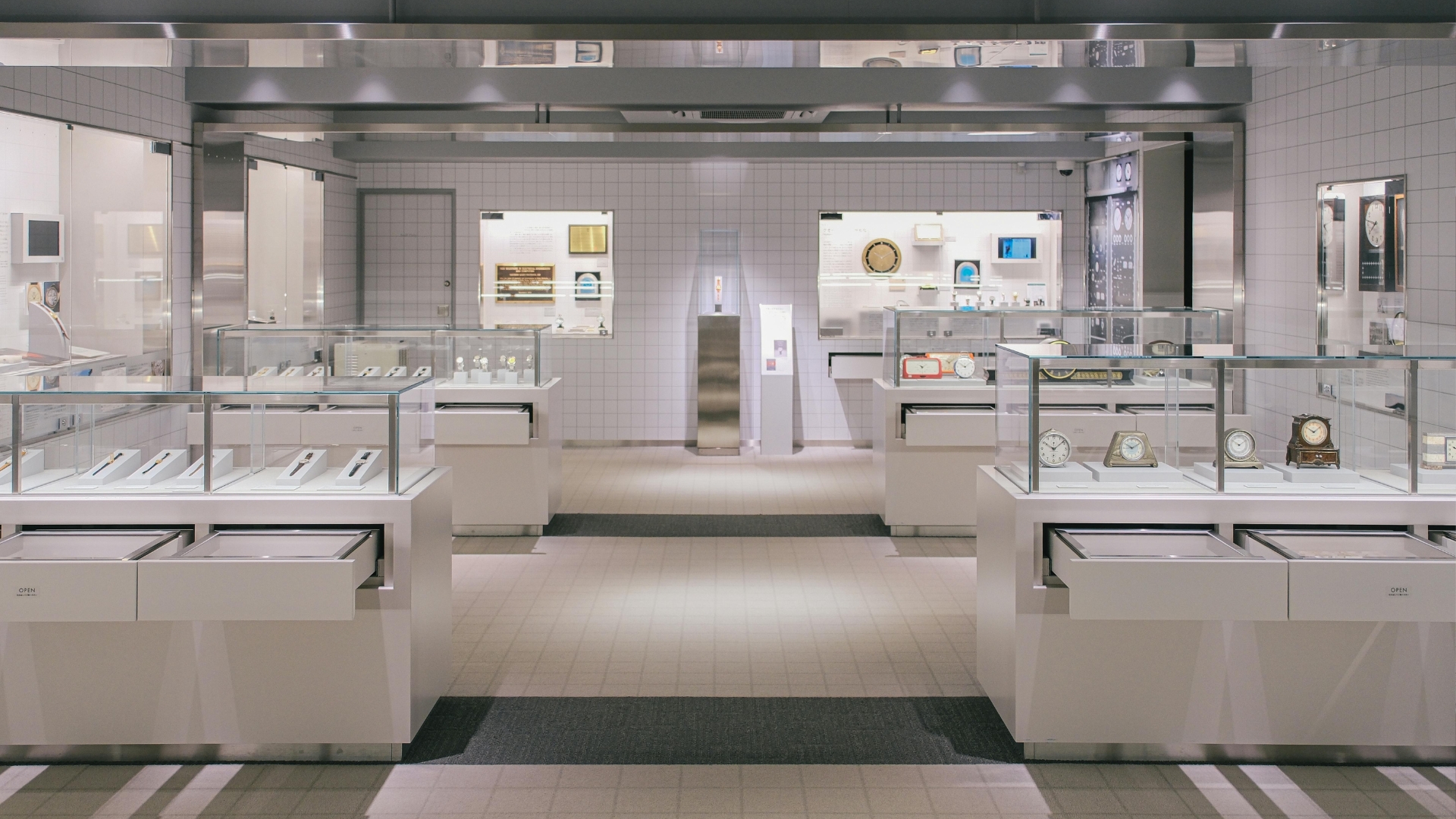 Displays de acrílico con acabados de lujo para vitrinas premium