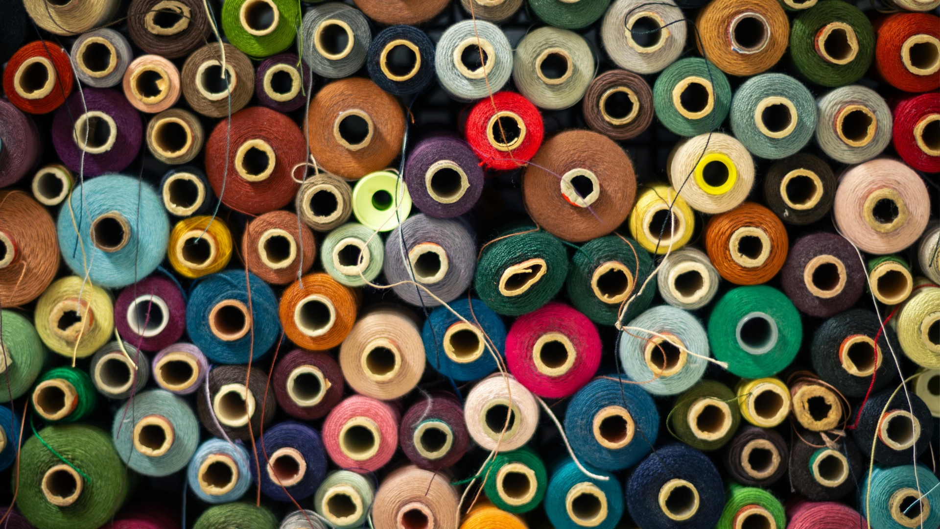 Resistencia y durabilidad de hilos en prendas de uso industrial