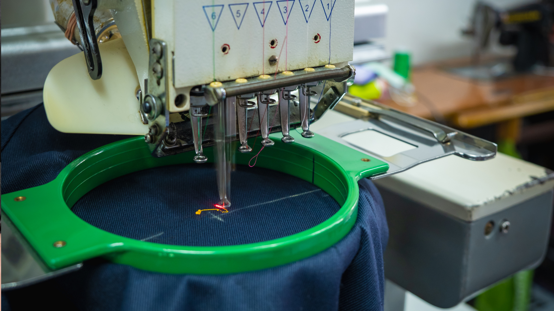 Errores que debes evitar al mandar a bordar uniformes para tu empresa
